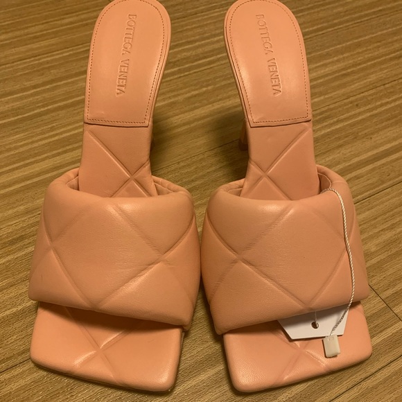 BOTTEGA VENETA LIDO PADDED RUBBER SANDAL MULES COLOR PEACHY NEW SIZE 39 - Picture 1 of 8